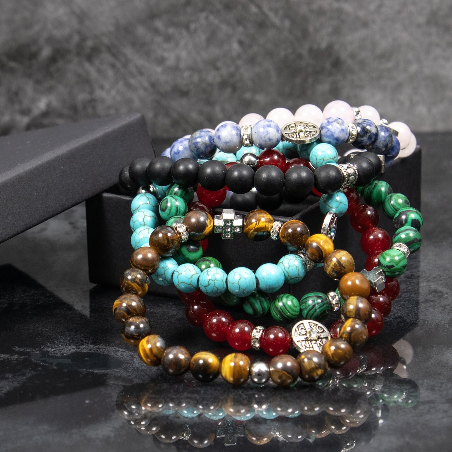 Handgefertigte Armbänder aus Natursteinen mit IC XC NIKA-Motiv –  Steintyp zur Auswahl