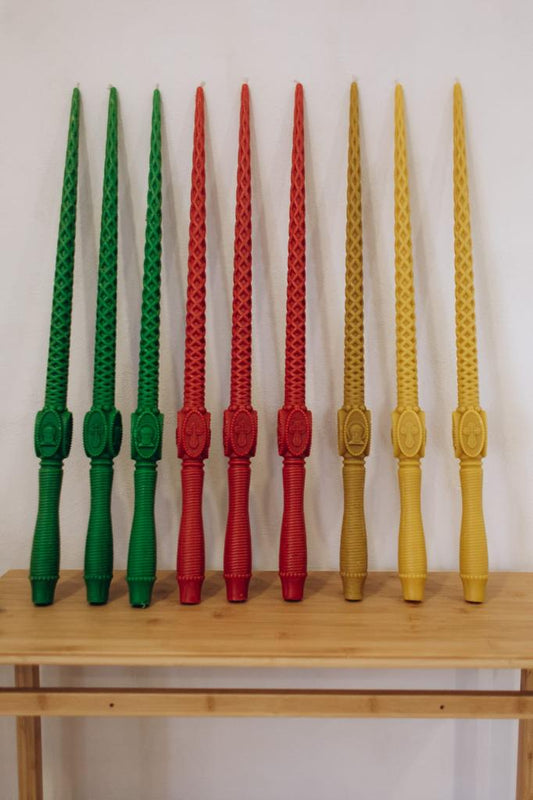 1 Stk Lange Ritualkerze mit Griff – 80 cm – Reines Bienenwachs, 72 Stunden Brenndauer, Heiligenmotive – Handgemacht